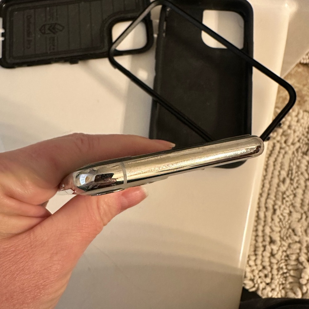 Apple iPhone 11 Pro 256 GB Silver with Otterbox T-Mobile - Picture 6 of 14